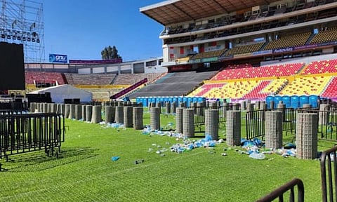 Muestran cómo quedó césped del estadio luego de concierto de Julión Álvarez
