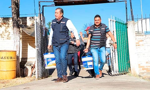 Juan Carlos Barragán, entrega apoyos a primaria de Tiripetío