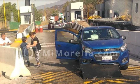 Turistas en Michoacán intentan irse sin pagar caseta y sistema los frena