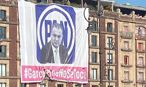 Colocan mega lona de García Luna en el Zócalo previo a marcha en favor del INE