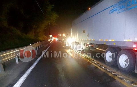 Chocan de frente auto y tráiler en la Siglo XXI; un hombre fallece