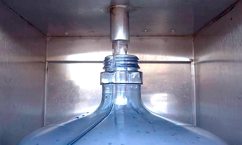 Hay que vaciar dos tapas de cloro en dos litros de agua, tallar el interior con un cepillo; agitar fuertemente, desechar y dejar escurrir hasta que seque