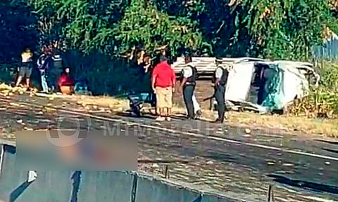 Mueren dos cortadores de melón tras volcadura en la Apatzingán-Cuatro Caminos