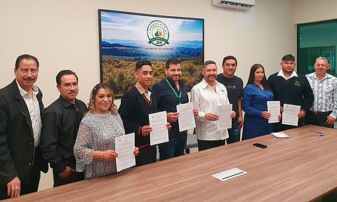 Dos estudiantes se incorporan a la empresa de Aguacates Seleccionados JBR