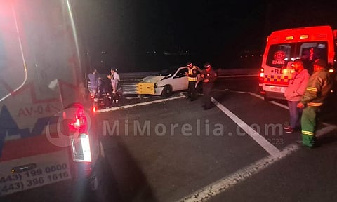 Auto choca contra objeto fijo en la Morelia-Pátzcuaro; hay 6 heridos