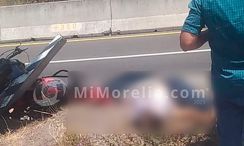 Pareja derrapa en moto y muere tras estrellarse contra letrero, en Michoacán