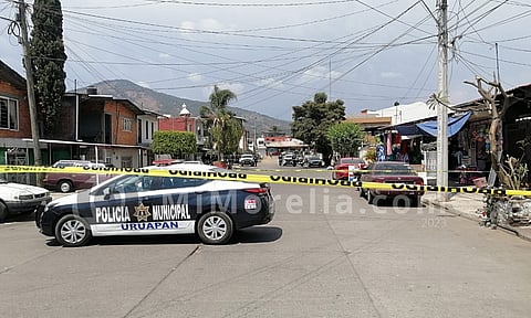 Desde un auto disparan y mata a motociclista en Uruapan