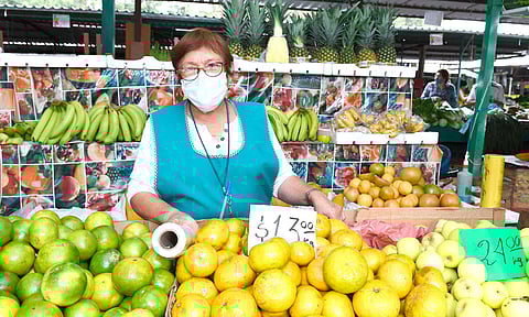 Mujeres generan hasta 3 puestos de trabajo en tianguis de Lucha contra la carestía