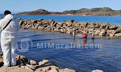 Turista muere tras ser arrastrado por el oleaje en playa de Zihuatanejo
