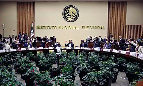 Casi 2 millones de pesos de compensación para consejeros que saldrán del INE