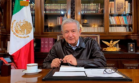 Tesis y título de AMLO deben ser públicos, ordena INAI