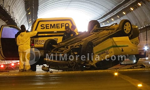 El vehículo primero se impactó contra una retroexcavadora