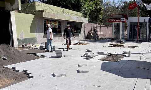 También se hacen mejoras en la entrada del estacionamiento principal, para que los vehículos tengan oportunidad de maniobrar a la entrada y salida