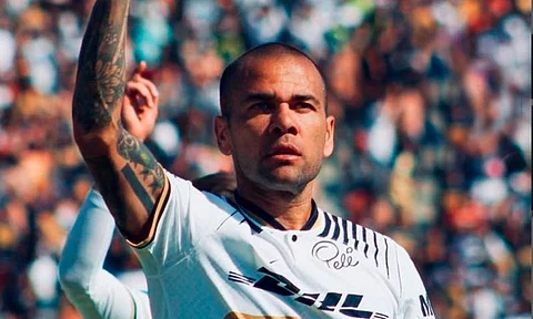Dani Alves hace negocio en prisión; firma camisetas por cigarros y comida