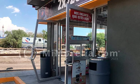 Roban y destrozan puerta de tienda Oxxo, en Morelia