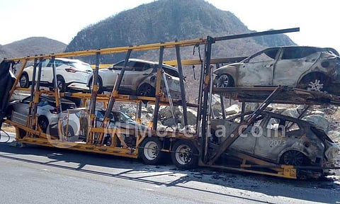 Tráiler que llevaba autos se incendia en la carretera Siglo XXI