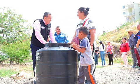 Juan Carlos Barragán entrega apoyos para vivienda y material para escuelas en Morelia