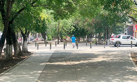 Guarniciones, bancas, cubiertas, ciclopuertos, bebederos, circuitos caninos, juegos infantiles, entre otras características