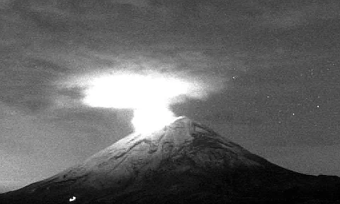 Popocatépetl registra cinco explosiones; cae ceniza en EdoMex y Puebla