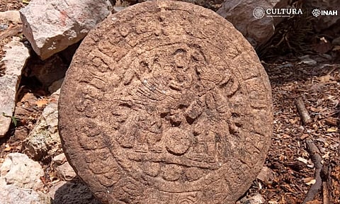 Hallan en Chichén Itzá marcador de juego de pelota con texto jeroglífico completo