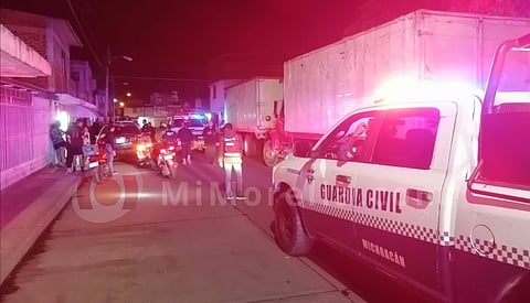 Escoltas se enfrentan contra pistoleros y frustran robo de camioneta; hay 2 muertos