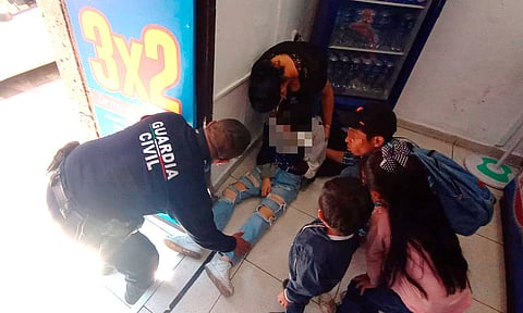 Minutos después, arribó el cuerpo de paramédicos y terminó los procedimientos correspondientes para garantizar la salud de la mujer