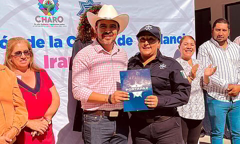 Entrega Chava Cortés patrullas, seguros de vida y caseta de vigilancia de Irapeo