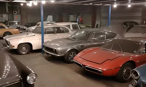 Hallan cientos de autos deportivos abandonados en granero de Holanda