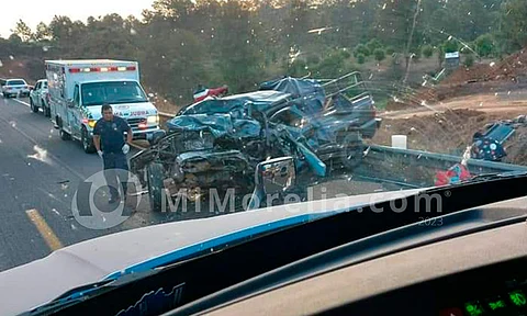 Dos muertos y 20 heridos, saldo preliminar tras carambola en la Siglo XXI de Michoacán