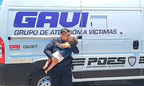 Hallan a niño llorando afuera de su casa; madre se la pasa intoxicada