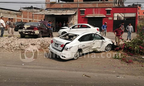 Chocan 2 autos en la avenida Madero Oriente de Morelia; hay 2 heridos