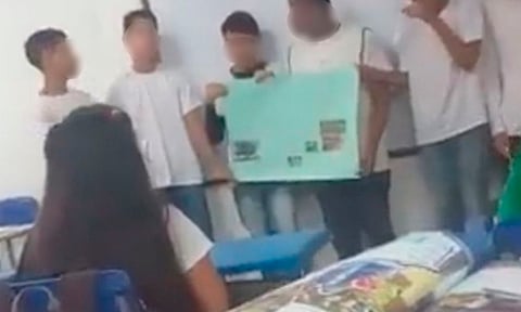 Adolescente "apulaña" con un lápiz a su compañera durante exposición, en Brasil