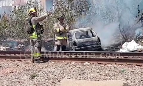 Se incendia vehículo estacionado cerca de las vías del tren en Morelia