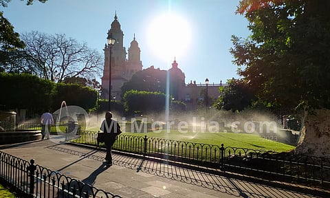 Jueves con cielo despejado en el aniversario de Morelia
