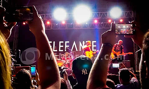 Más de 10 mil personas entonaron los exitos de Elefante en Morelia