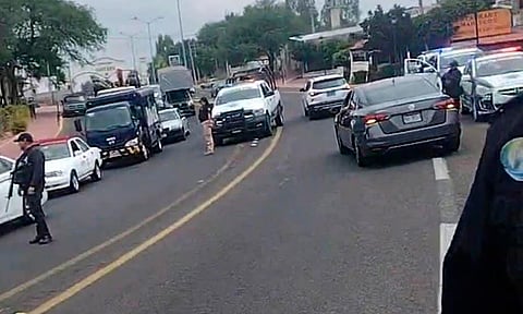 Bloquean acceso principal a Cuitzeo; exigen apagar incendio en relleno sanitario