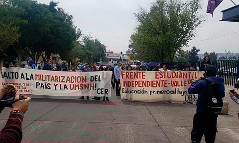 Detrás de la bandera de protesta, exigen espacios en Medicina a la UMSNH