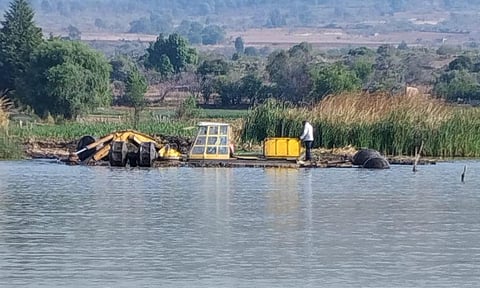 Va gobierno municipal por recuperar profundidad en el canal de navegación del lago de Pátzcuaro