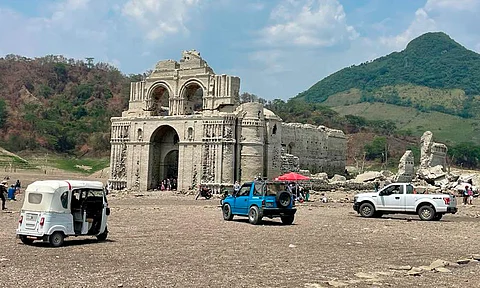 Por sequía, Iglesia de Quechula emerge del río Grijalva, en Chiapas