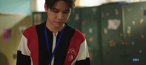 ¿Cómo llegó ahí? Personaje de serie tailandesa lleva uniforme de primaria de Zacapu, Michoacán