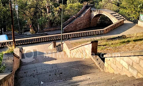 Vista del puente que atraviesa la Av. Rey Tanganxoan II y conecta los dos tramos de las escaleras de Vista Bella
