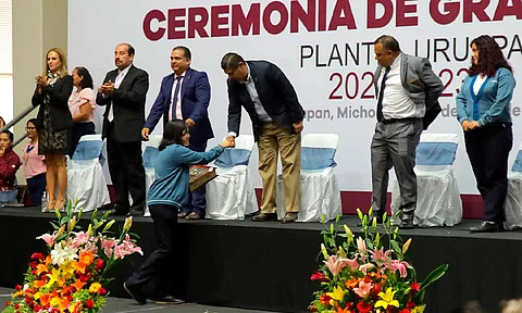 Nacho Campos acompaña a egresados del Cobaem Uruapan
