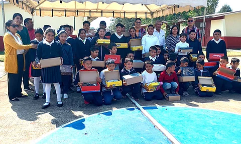 Alumnos de Tangancícuaro reciben zapatos escolares