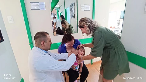 Presidente municipal de Pátzcuaro gestiona aparatos auditivos a personas de escasos recursos