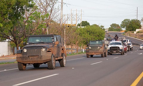 Aseguran ocho vehículos robados, dos con blindaje artesanal, en La Huacana, Michoacán
