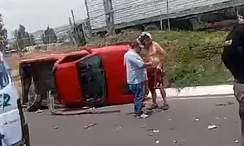 Camioneta vuelca en salida a Salamanca de Morelia