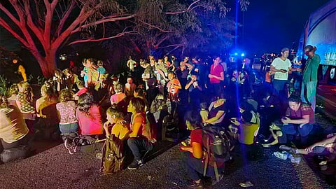 Abandonan a 303 migrantes en tráileres en Veracruz; había niños