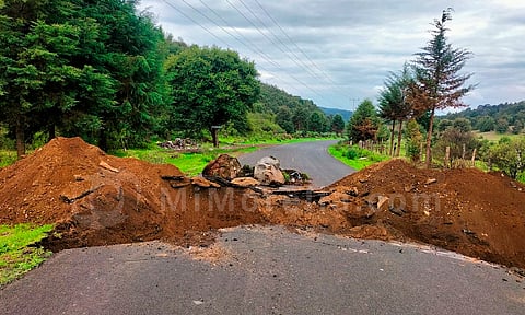 Michoacán: con zanja en camino de Capácuaro exigen indemnización de 5 mdp por asesinato de excomisariado