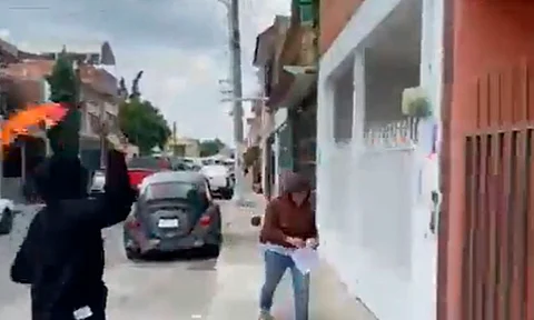 Encapuchados lanzan bombas molotov a casa de adolescente que mató a un gato