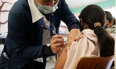 La vacuna consta de una sola dosis y está disponible de lunes a domingo de 08:00 a 18:00 horas